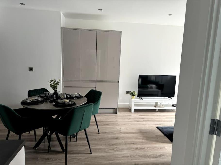 Luxury Oaks Suite, Free Private Parking, 2 Bed 2 Bathroom Apartment, Central Solihull Бирмингем Экстерьер фото