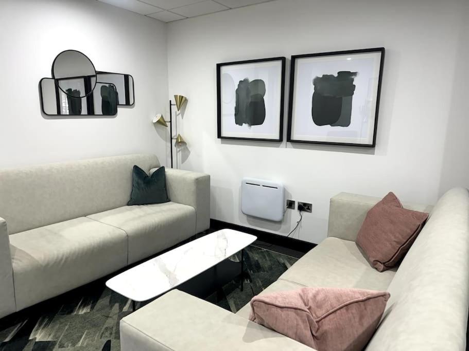 Luxury Oaks Suite, Free Private Parking, 2 Bed 2 Bathroom Apartment, Central Solihull Бирмингем Экстерьер фото